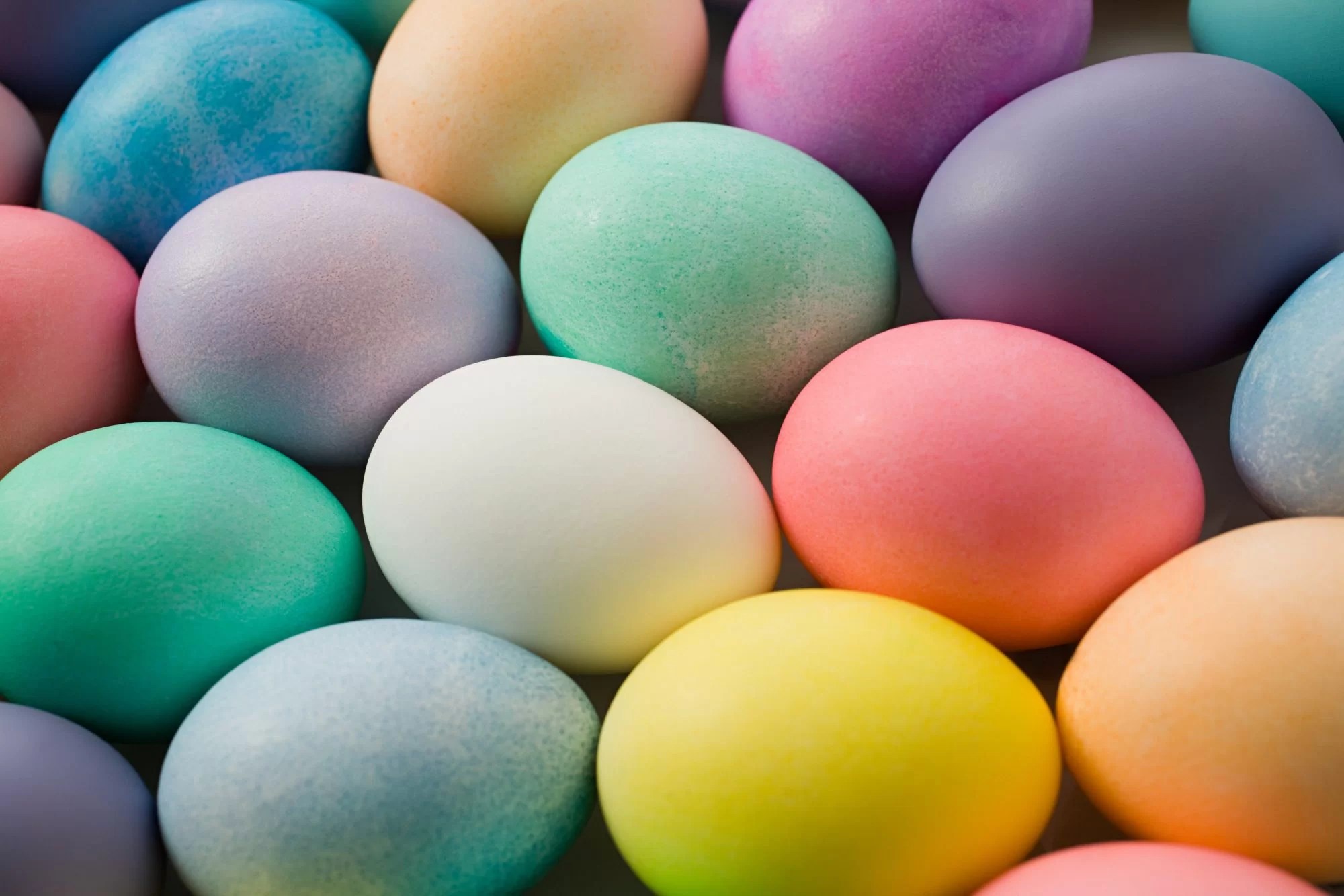طرق تلوين البيض في شم النسيم باللون الأحمر والأصفر والبنفسجي والأخضر بمكونات صحية وامنه